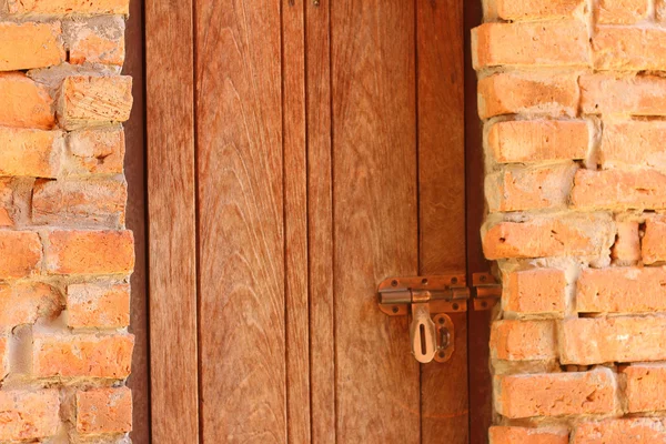 Parkta bir vintage eski kapı — Stok fotoğraf
