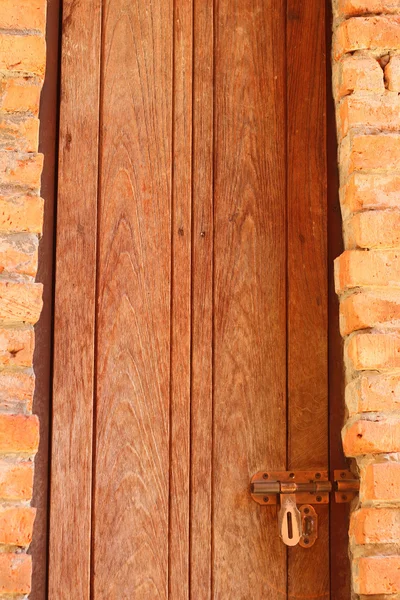 Starodawny stary drzwi w parku — Zdjęcie stockowe