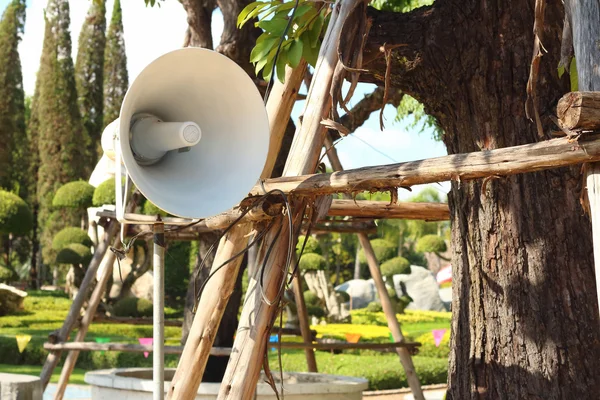 Parkta bir bahçede megafon olduğunu