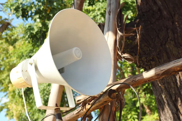 Мегафон в саду в парке — стоковое фото