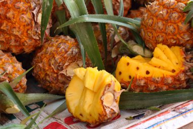 Bir tablo içinde belgili tanımlık çarşı taze ananas.