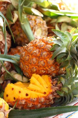 Bir tablo içinde belgili tanımlık çarşı taze ananas.