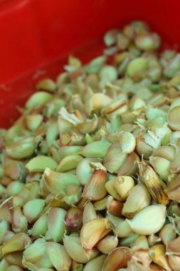 Piyasada bir masada beyaz sarımsak