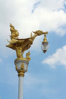 Mavi gökyüzü arka plan üzerinde bir ejderha.