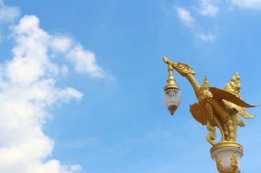 Mavi gökyüzü arka plan üzerinde bir ejderha.