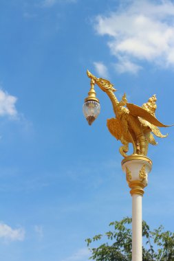Mavi gökyüzü arka plan üzerinde bir ejderha.
