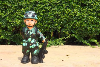 Parkta bir asker heykeli