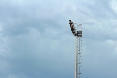 Mavi gökyüzü ile açık lambalar spot.
