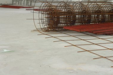 kırmızı beyaz bir arka plan üzerinde ızgara çelik.