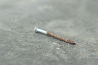 Yerde kullanılan çivi.