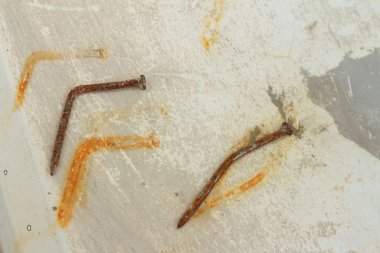 Yerde kullanılan çivi.