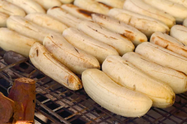 Banana alla griglia sul fornello sul mercato . — Foto Stock