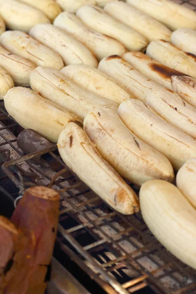 Plátano a la parrilla en la estufa en el mercado . — Foto de Stock