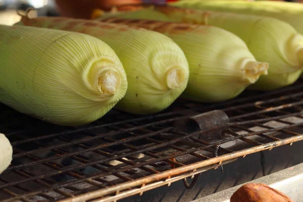 El maíz se asa en el horno en el mercado —  Fotos de Stock