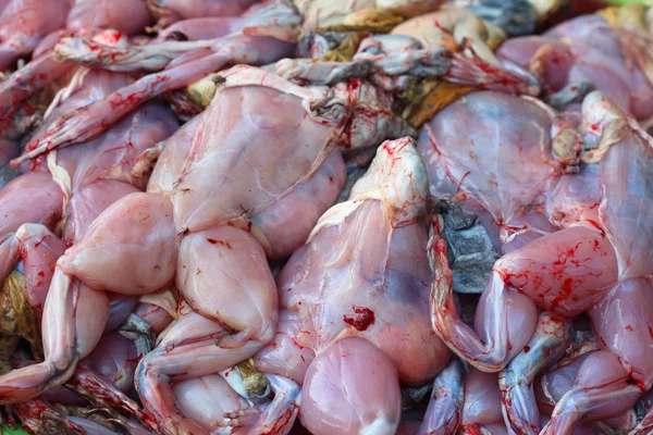 taze kurbağa et bir tepsi içinde belgili tanımlık çarşı.