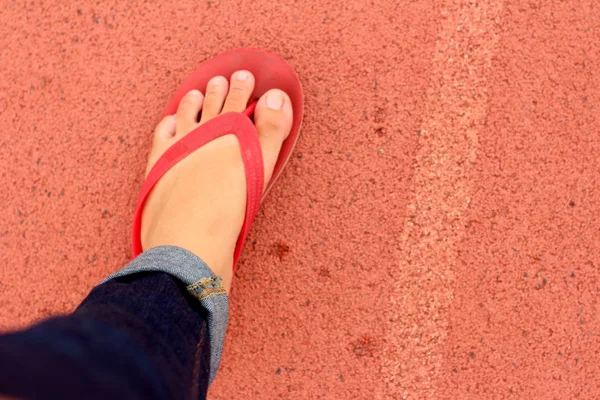 La gente usa sandalias en el suelo . — Foto de Stock