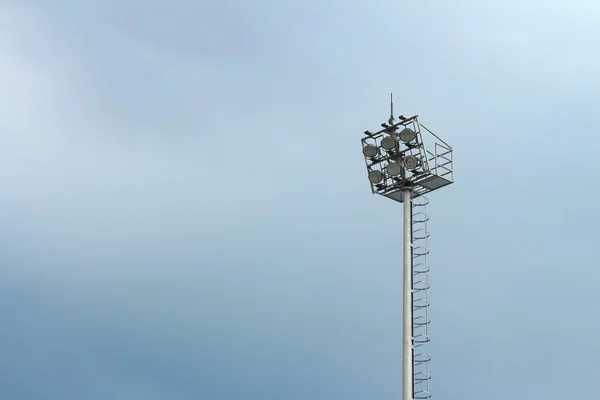 屋外灯スポット ライトと青い空. — ストック写真