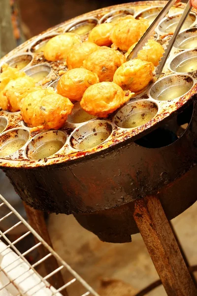 Таиландский десерт - традиционное жареное тесто на рынке — стоковое фото
