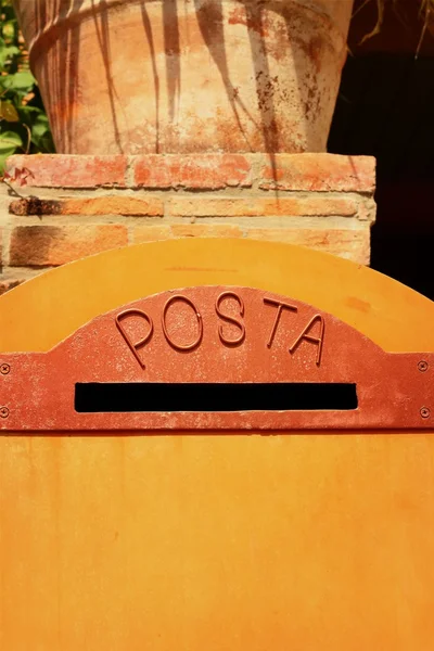 Vintage di cassetta postale marrone nell'ufficio postale . — Foto Stock