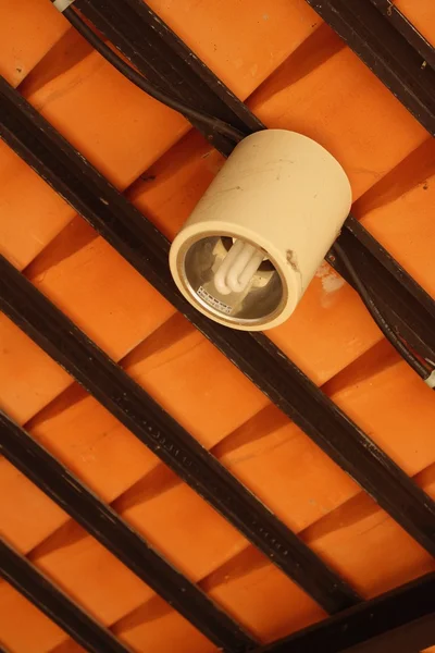 배경 빛 브라운의 위 천장에 램프. — 스톡 사진