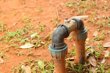 Yeşil çimenlerin üzerinde bir su boruları