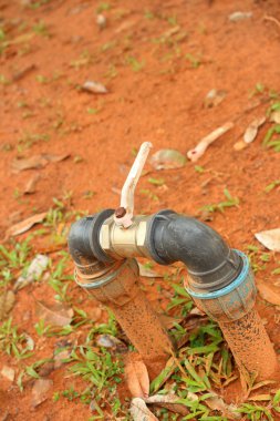 Yeşil çimenlerin üzerinde bir su boruları