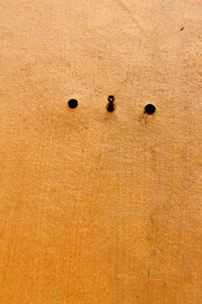 Costura de tack usado no chão uma placa de madeira . — Fotografia de Stock