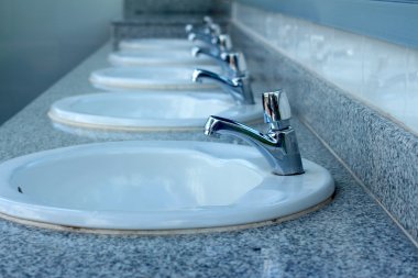 Lavabo musluk ile bir görüntü.