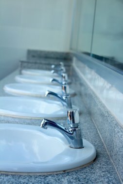 Lavabo musluk ile bir görüntü.