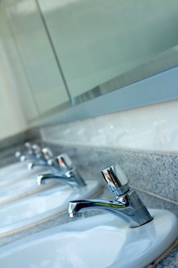 Lavabo musluk ile bir görüntü.