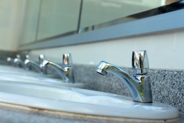 Lavabo musluk ile bir görüntü.