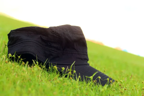 Cap lay on the the green grass. — Stock Photo, Image