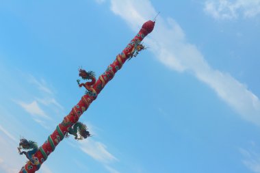 İki Yataklı Dragon mavi zemin üzerine kırmızı kutup.