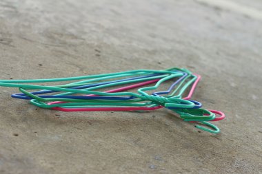 Arka planı gri renkli askıları forması.