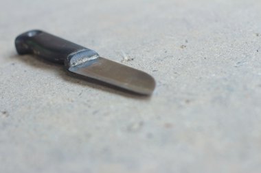 Gri bir arka plan üzerinde bir mutfak bıçağı.