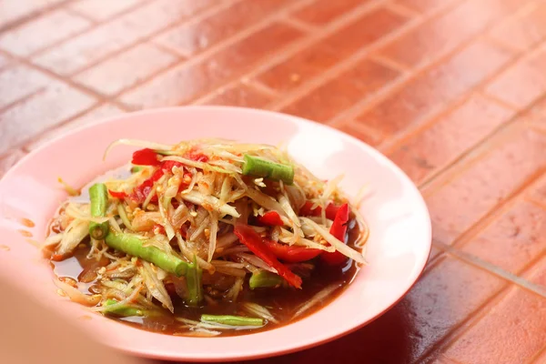 Salada de mamão em um prato, comida tailandesa . — Fotografia de Stock