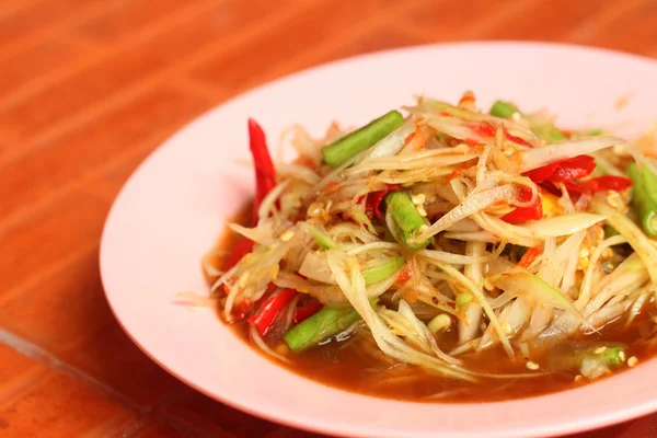 Papájový salát na talíři, thajské jídlo. — Stock fotografie