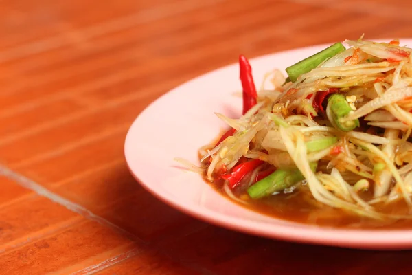 Salad pepaya di piring, makanan Thailand . — Stok Foto