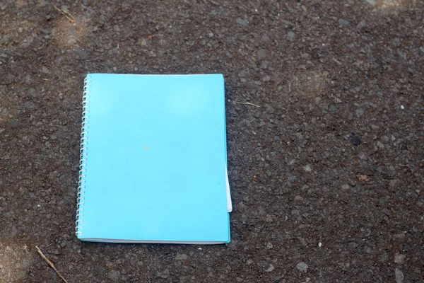 Livro azul colocado sobre um fundo preto . — Fotografia de Stock