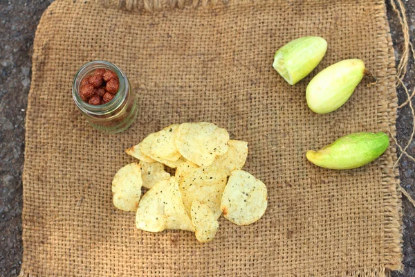 Piatto di patate snack su sfondo giallo — Foto Stock