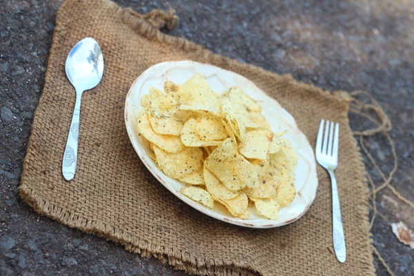 Coloca los Snacks en un plato blanco servido con papas . — Foto de Stock