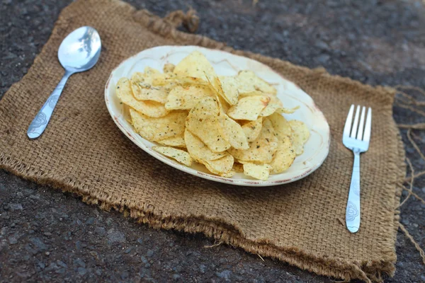 Posizionare gli snack su un piatto bianco servito con patate . — Foto Stock