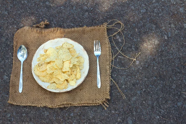 Coloca los Snacks en un plato blanco servido con papas . — Foto de Stock