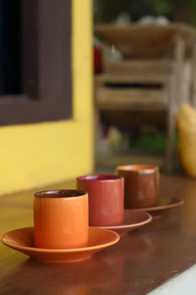 Assiette de café en céramique au magasin de verre . — Photo