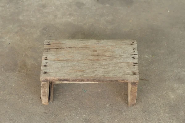 Μικρή ξύλινη καρέκλα σε ένα γκρίζο φόντο. — Φωτογραφία Αρχείου