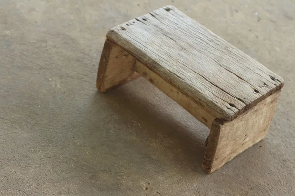 Μικρή ξύλινη καρέκλα σε ένα γκρίζο φόντο. — Φωτογραφία Αρχείου