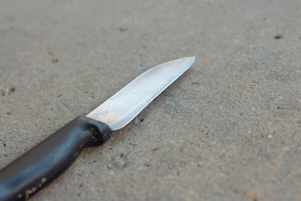 Кухонный нож на сером фоне
.