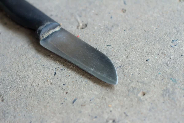 Un cuchillo de cocina sobre un fondo gris . — Foto de Stock