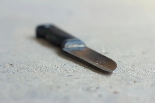 Un couteau de cuisine sur fond gris . — Photo