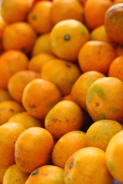 bir sepet Market üzerinde turuncu meyveler